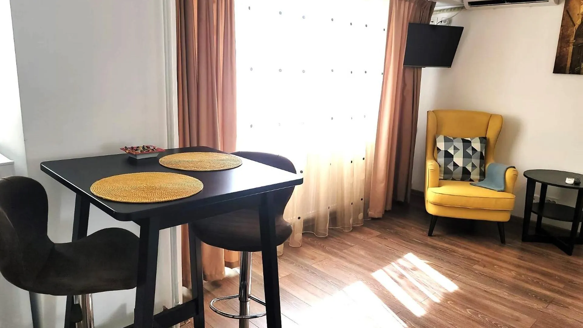 Ultracentral Studio Near Government Victory Square Bucureşti România