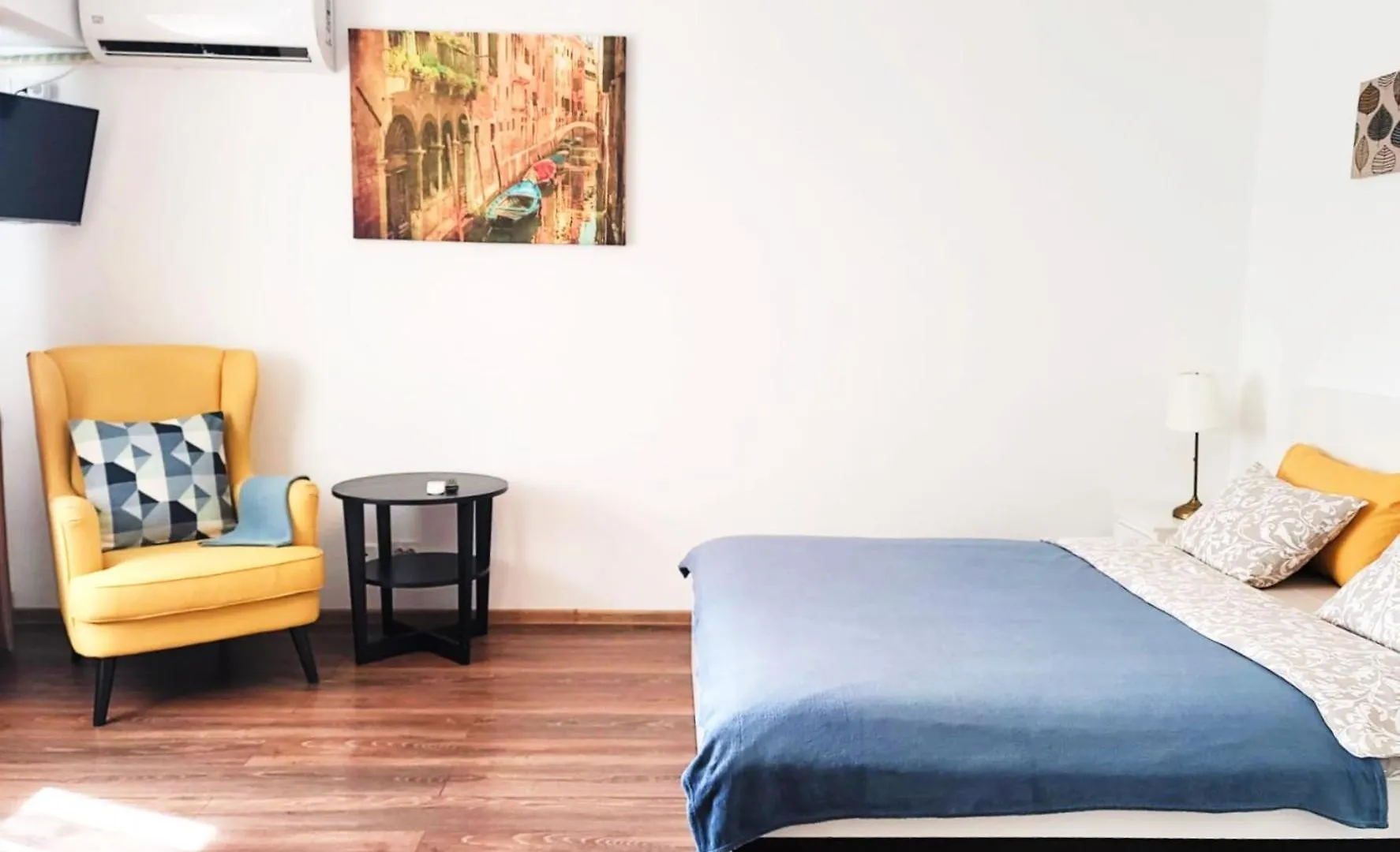 Ultracentral Studio Near Government Victory Square 부쿠레슈티